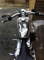 christian poncet, aérographe, moto, peinture, personnalisée, custom, harley, bobber, chopper, décoration, motard,vmax 1700, yamaha